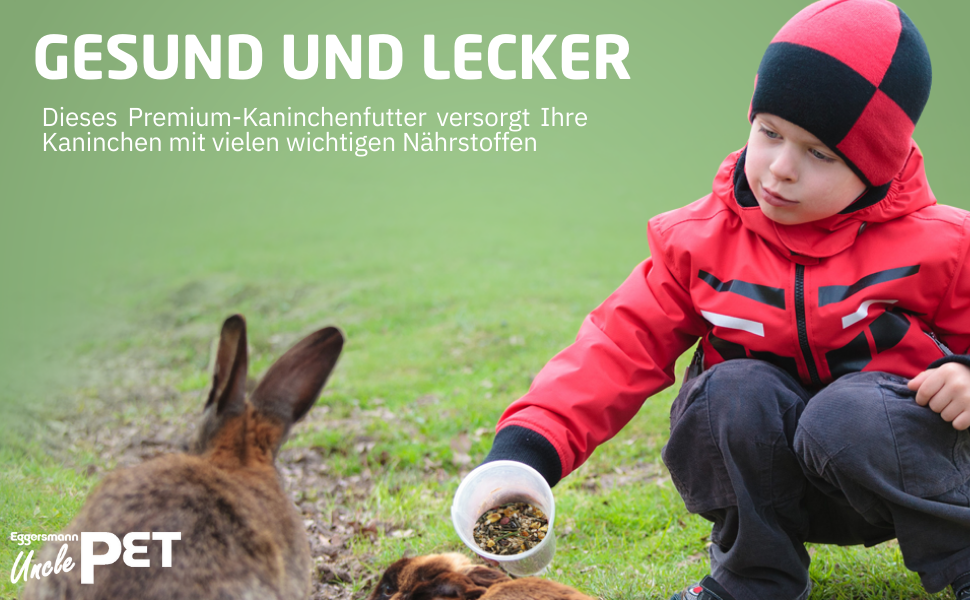 Produktbild von Premium-Kaninchenfutter. Grüner Hintergrund mit Text „GESUND UND LECKER“. Kind im roten Mantel füttert draußen ein Kaninchen.