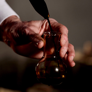 fiole avec vinaigre balsamique