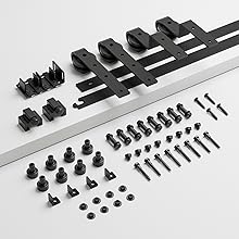 Sortiment an Metall- und Kunststoffkomponenten, einschließlich Schienen, Halterungen, Schrauben und Steckverbindern für die Montage oder Installation.