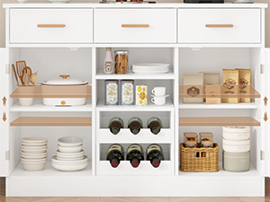 Aufbewahrungslösung für die Küche mit weißem Schrank mit Gläsern, Holzbehältern und Geschirr, das übersichtlich in Regalen angeordnet ist. Modernes minimalistisches Design mit effizienter Raumnutzung.