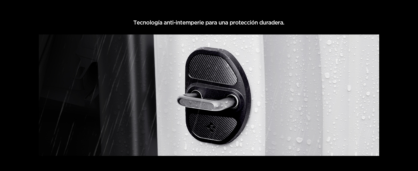Primer plano del mecanismo negro de la cerradura de una puerta de coche. Superficie texturizada visible, con un diseño de manija curva integrado en el panel de la puerta