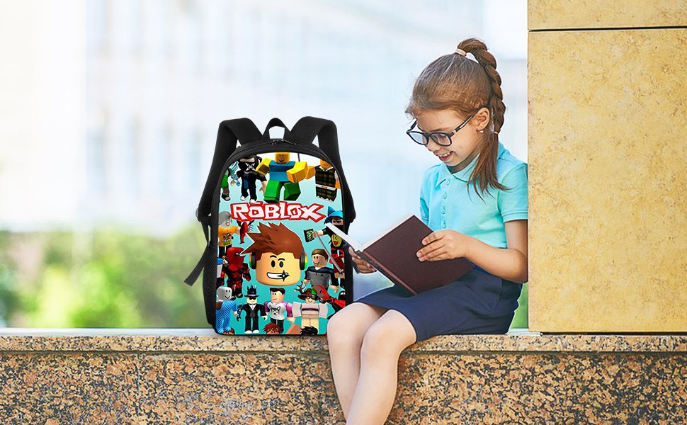 Différents blocs de construction et figurines de jouets illustrés en train de jouer avec sur une surface.