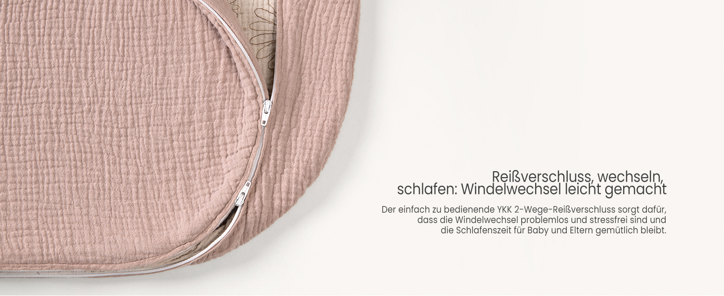 Nahaufnahme eines blassrosa Textilartikels mit Reißverschluss. Der Stoff scheint eine zerknitterte oder strukturierte Oberfläche zu haben. Ein Teil eines Produktetiketts in deutscher Sprache