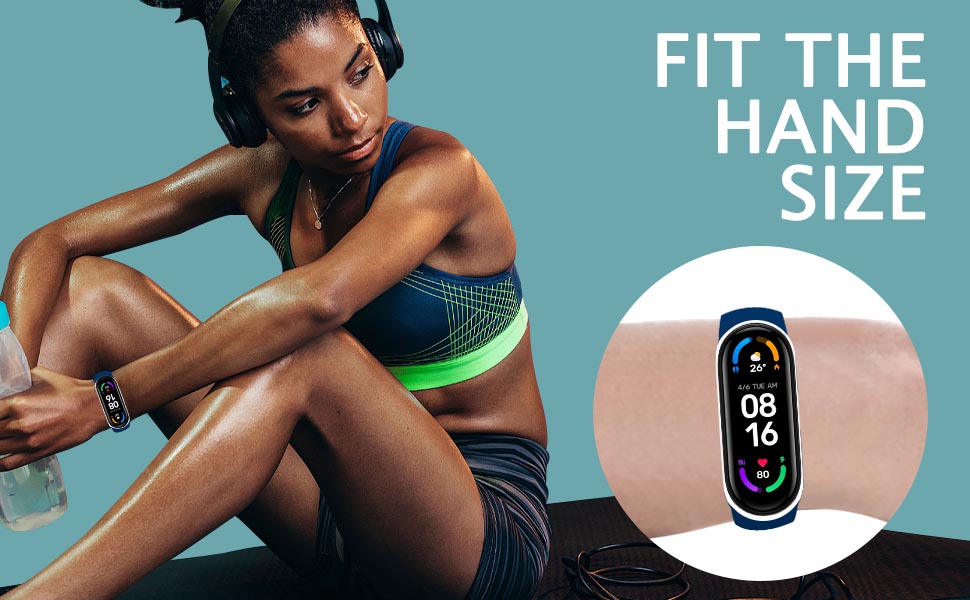 sur un tracker d'activité montrant une femme faisant de l'exercice et un gros plan de l'appareil sur un poignet. Le texte indique « S'ADAPTE À LA TAILLE DE LA MAIN
