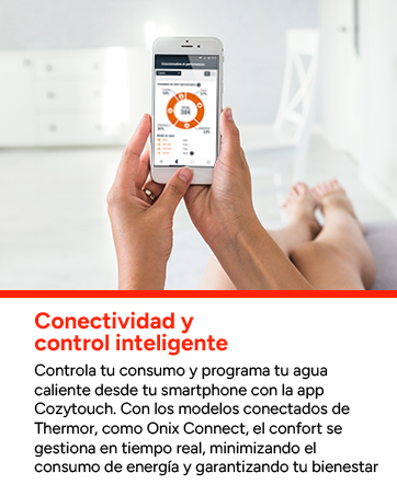 El texto dice: «Conectividad y control inteligente. Controla tu consumo y programa tu agua caliente desde tu smartphone con la aplicación CozyTouch. ' Muestra las manos que sostienen el teléfono con la interfaz de la aplicación.