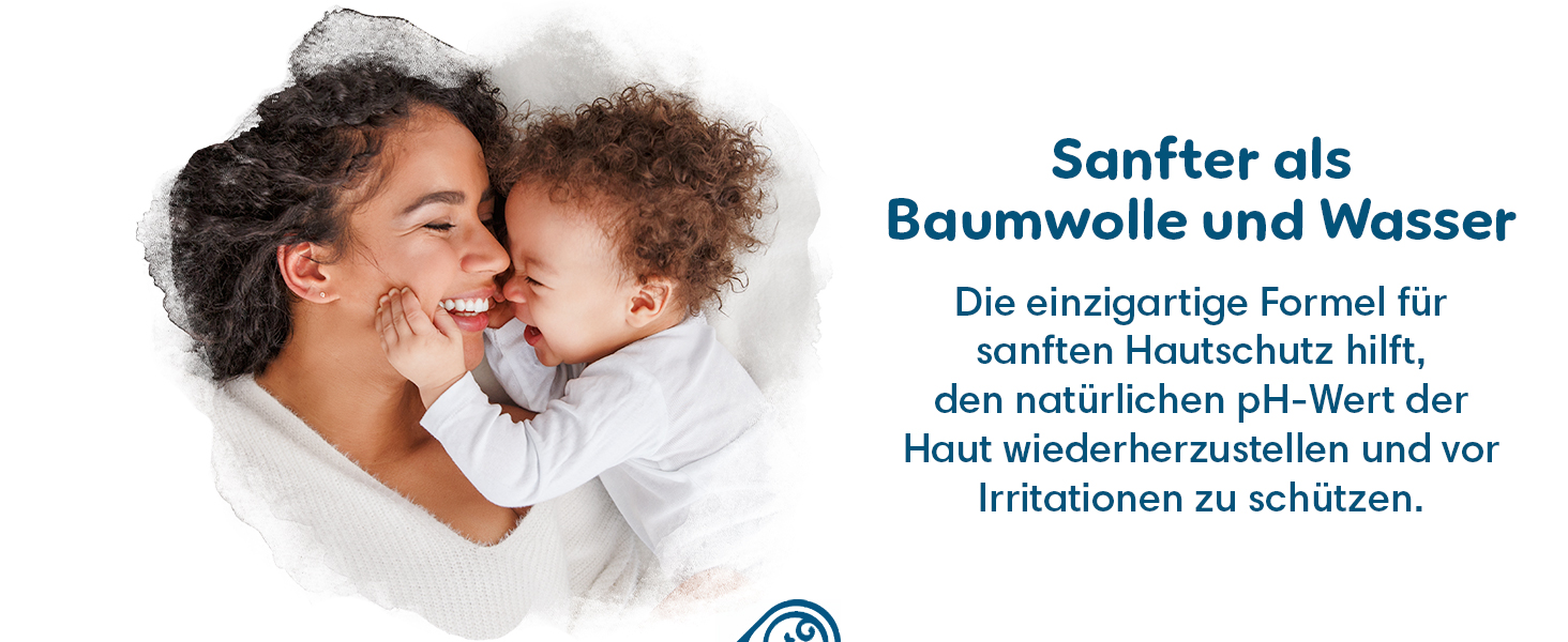 Mutter und Baby neben Text darüber, dass die Feuchttücher sanfter als Baumwolle und Wasser sind.
