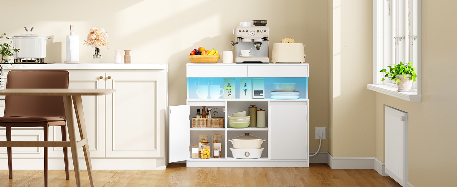 Weißer Küchenschrank mit offenen Regalen und blauer LED-Beleuchtung. Im oberen Fach werden Geräte ausgestellt, während in den unteren Regalen verschiedene Küchenutensilien und Zutaten aufbewahrt werden.