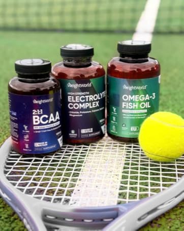 Trois flacons de suppléments étiquetés « BCAA », « ELECTROLYTE COMPLEX » et « OMEGA-3 » disposés sur des cordes de raquette de tennis avec une balle de tennis jaune.