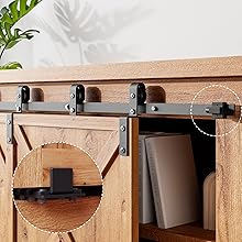 Holzschrank mit Schiebetürbeschlägen. Metallschiene und Rollen sind auf der Oberseite sichtbar, runde Ausschnitte an der Tür. Innenregale teilweise sichtbar