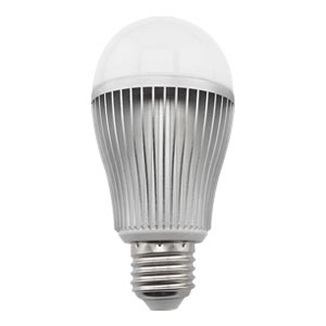 Silberne LED-Glühbirne mit geripptem Kühlkörperdesign und Standard-Schraubsockel auf weißem Hintergrund.