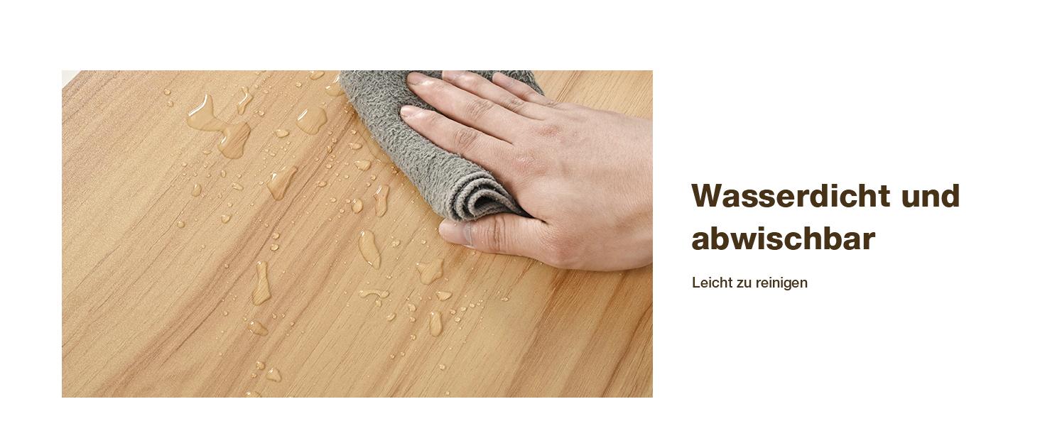 Wassertröpfchen mit einem Tuch von Hand von einer Holzoberfläche abwischen. Laut deutschem Text ist die Oberfläche wasserfest