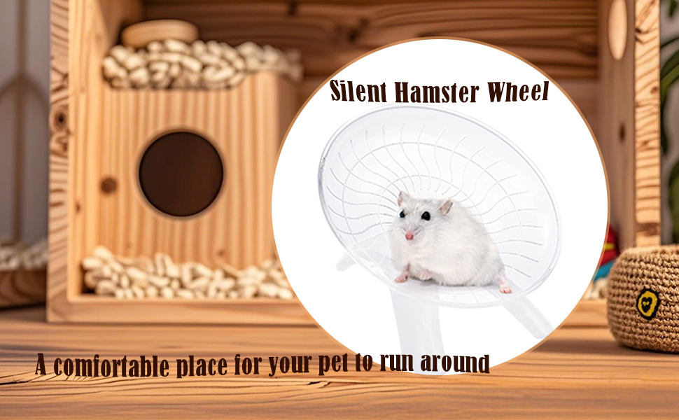 Tiergehege aus Holz mit leisem Hamsterrad. Weißer Hamster sitzt im Rad. Das Gehege besteht aus mehreren Ebenen, Schlafbereichen und kreisförmigen Eingangslöchern