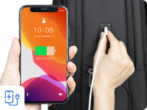 Smartphone portable affichant une interface colorée, avec un stylet ou un stylet en contact avec un étui ou une coque de protection noire.
