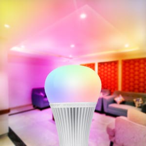 Innenraum mit farbenfroher Umgebungsbeleuchtung mit Farbverläufen in Rosa- und Lilatönen. Mehrere Kuppel- oder becherförmige Leuchten sind sichtbar und sorgen für einen atmosphärischen Effekt.
