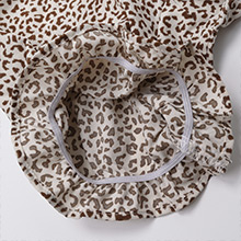 Elegant elastic cuffs with puff sleeves add a touch of cuteness.