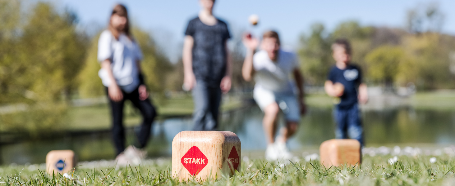 Familie spielt STAKK im Park