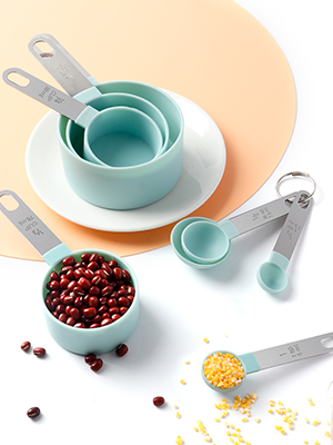 dry measuring cups set