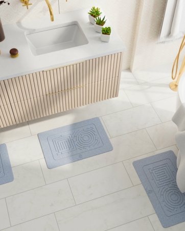 Non-slip bathroom mat made of diatomaceous earth, showcasing its quick-dry capabilities.