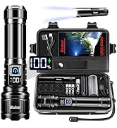 Linterna táctica negra con pantalla digital que muestra el nivel de la batería, se presenta junto con una funda protectora que contiene los accesorios de carga y el manual de instrucciones.