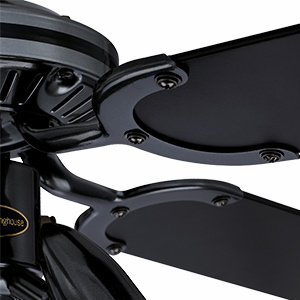 Deckenventilator in gebürstetem brüniertem Metall mit schwarzen Flügeln.