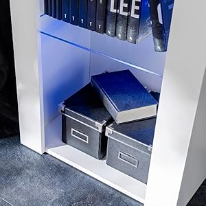 Weiße Aufbewahrungseinheit mit Regalen für blaue Bücher und zwei grauen Aufbewahrungsboxen mit Etiketten. Blaue Umgebungsbeleuchtung beleuchtet den Innenraum