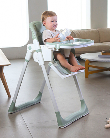 Convertible high chair with a modern look. It can be used as a feeding chair, a lower resting chair