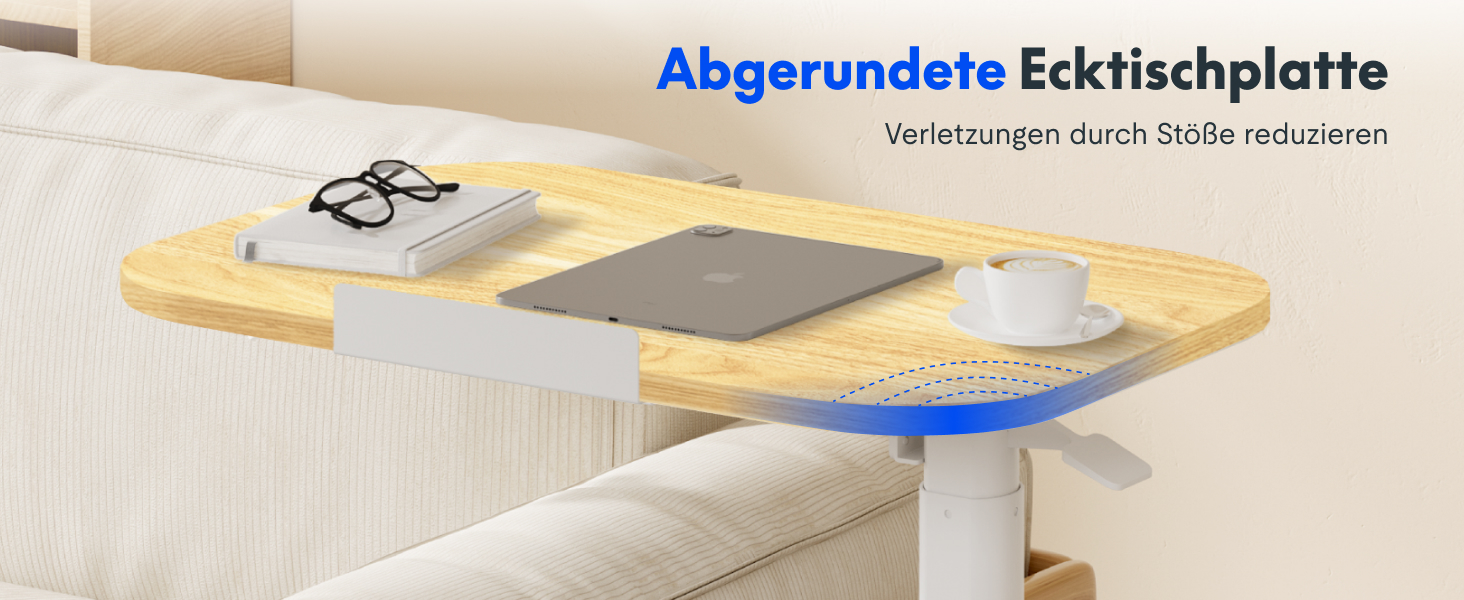 Abgerundeter Eck-Beistelltisch mit Holzmaserung auf der Oberseite. Die weiße Basis lässt sich an Möbeln befestigen. Der Tisch bietet Platz für Laptop, Buch, Brille und Kaffeetasse, was seine Verwendung als kompakter Arbeitsbereich demonstriert