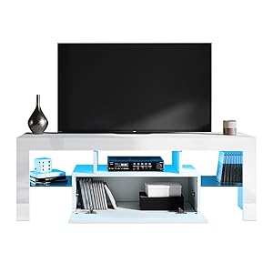 Weißer TV-Ständer mit blauer LED-Beleuchtung, offenen Regalen und einem großen schwarzen Fernseher auf der Oberseite. Dekorative Gegenstände, die in den Regalen sichtbar sind