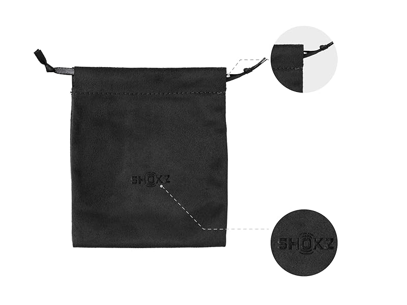 Pochette noire à cordon avec logo à côté de deux articles de marque circulaires, l'un semble être à moitié noir et blanc, l'autre entièrement noir
