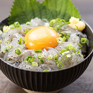 Amazon | まぐろ処一条 生しらす 1kg(200g×5パック) 瀬戸内海産