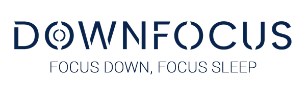Logo für 'DOWNFOCUS' mit dem Slogan 'FOCUS DOWN, FOCUS SLEEP' in dunkelblauem Text