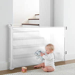 Retractable baby gate