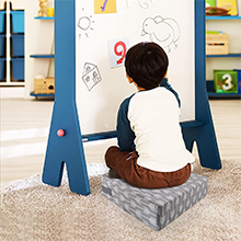 Cojín elevador para silla de comedor infantil.