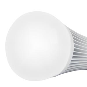 Weiße LED-Glühbirne, aus mehreren Winkeln vor weißem Hintergrund dargestellt, mit länglichen Kühlrippen zur Kühlung.