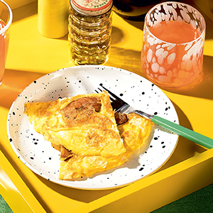 YELLOW TRAY WITH PLATE OF TORTILLA DE PLÁTANO MADURO