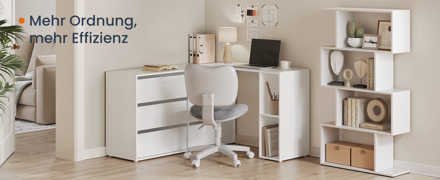 Fehér home office berendezés íróasztallal, fiókokkal, polcokkal és székkel. Jól szervezett munkaterület laptoppal és tárolómegoldásokkal a hatékonyabb munkáért.