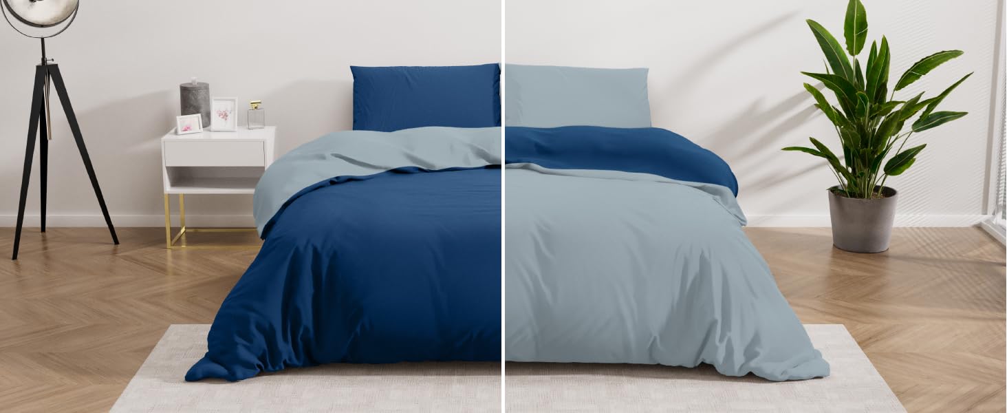 Vergleich der Bettwäsche in einem modernen Schlafzimmer auf geteiltem Bild, bei dem der gleiche Bettbezug in Marineblau und Hellblau gezeigt wird, mit minimalistischen Möbeln und