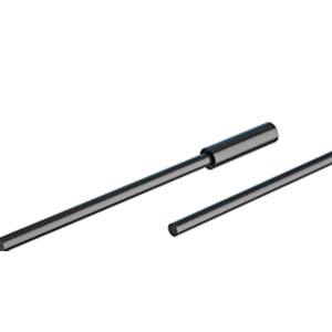Zwei metallische zylindrische Stäbe unterschiedlicher Längen. Die längere Stange hat einen dickeren Abschnitt in der Nähe eines Endes, während die kürzere Stange gleichmäßig dünn ist.