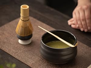 抹茶を楽しむ 抹茶が十分に泡立ったら、自分でゆっくりと抹茶を味わいます。この時間を使って、一日の忙しさから離れ、穏やかな気持ちになることが大切です。