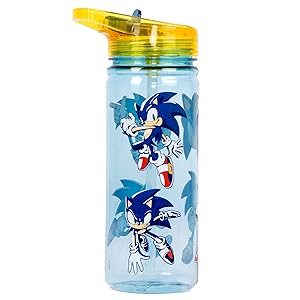 Bouteille d'eau en plastique transparent avec des personnages de hérisson de dessin animé bleus imprimés dessus. Couvercle jaune et vert avec paille intégrée.