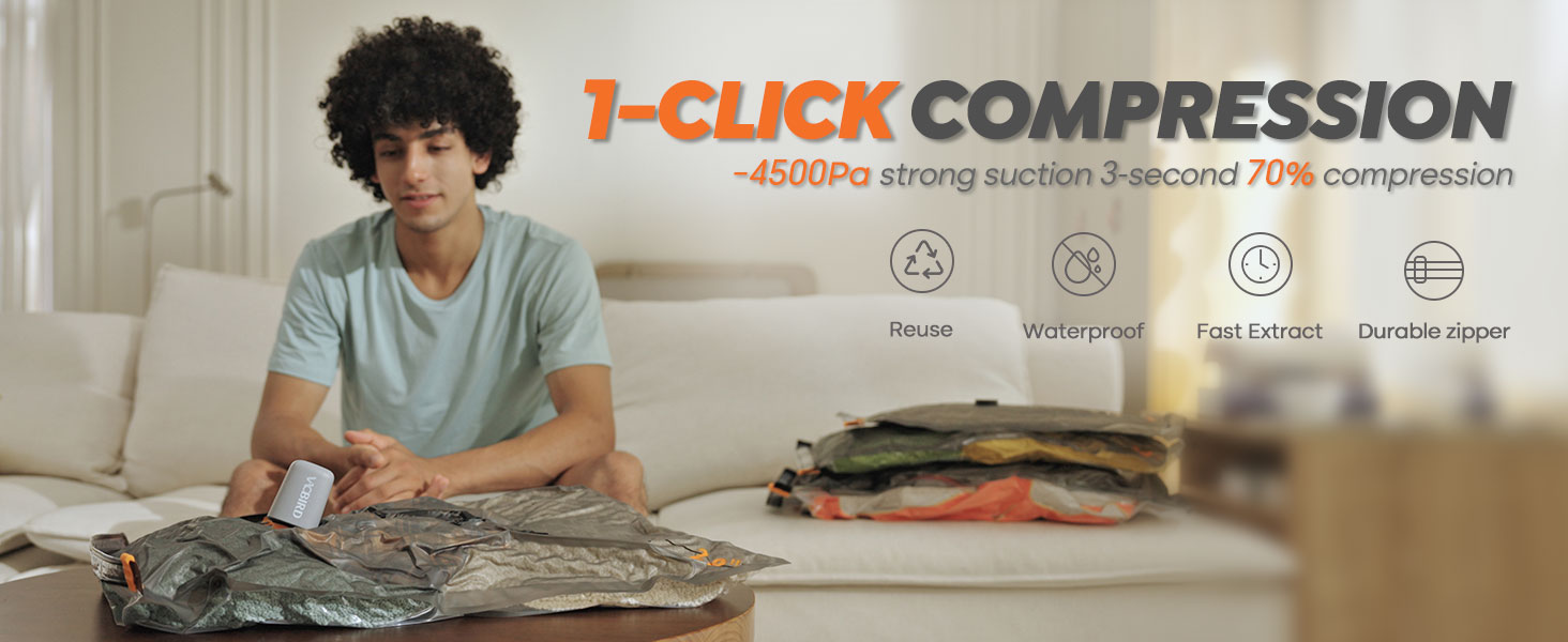 Le texte indique « COMPRESSION EN T-CLIC ». Image marketing montrant des vêtements pliés sur une surface en bois avec des icônes de produits dans le coin supérieur droit.