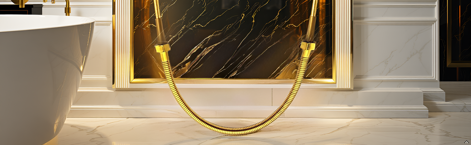 Uma penteadeira de banheiro com uma torneira dourada e um vaso de flores frescas, criando um luxuoso e convidativo