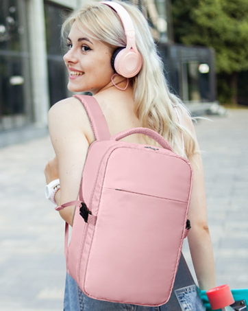 Zaino rosa mostrato da più angolazioni, caratterizzato da un design strutturato e indossato con abbigliamento casual in ambienti esterni.