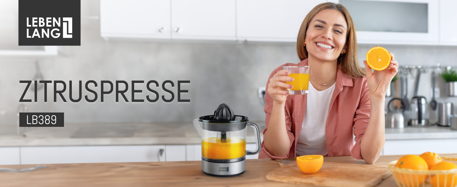 Zitruspresse mit Glasbehälter und kegelförmiger Reibahle. Eine Frau demonstriert den Gebrauch und hält ein Glas Orangensaft und eine halbe Orange in der