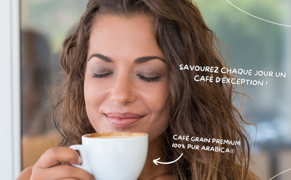 femme boit un café