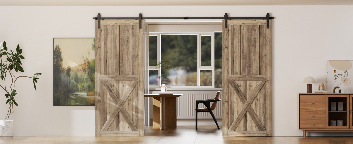 Innenansicht der rustikalen Scheunenschiebetore auf einer Metallschiene, flankierendes Fenster. Die Türen verfügen über ein X-Muster in verwitterter Holzoberfläche.