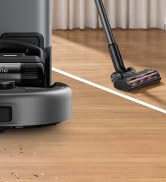 eine Nahaufnahme eines Staubsaugers und eines Staubsaugers auf einem Holzboden.