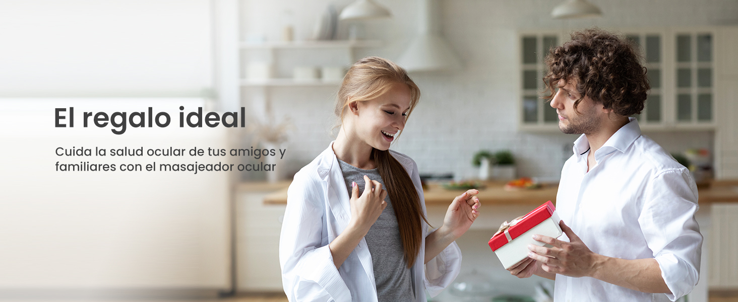 Dos personas con batas blancas examinan un pequeño dispositivo rojo en la cocina. El texto sugiere que está relacionado con la monitorización de la salud ocular.