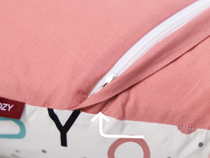 Der Text lautet „VON“. Nahaufnahme eines rosafarbenen Stoffes oder einer Oberfläche, die mit einem Schreibgerät markiert ist.