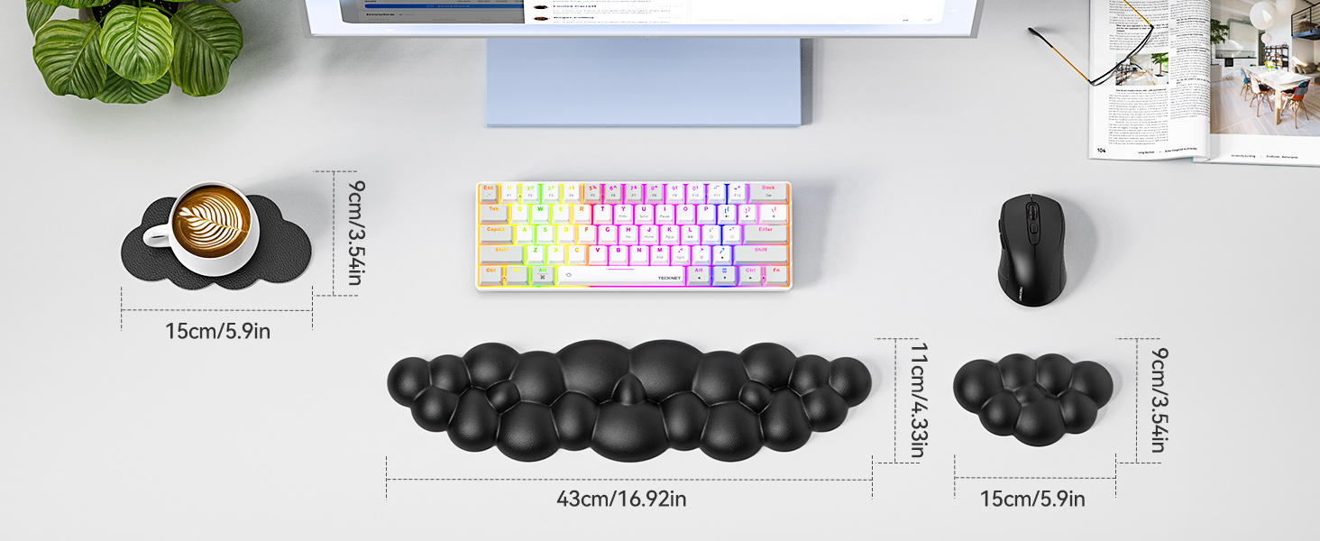 Schreibtischeinrichtung mit bunter Tastatur, schwarzer Maus und länglichem schwarzem Kissen. Inklusive Pflanze, Kaffeetasse und Abmessungen für die Kissenfächer.